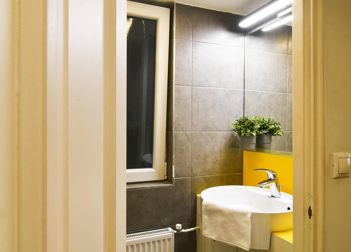 Central & Colorful Studio With Air Conditioning บูดาเปสต์ ภายนอก รูปภาพ